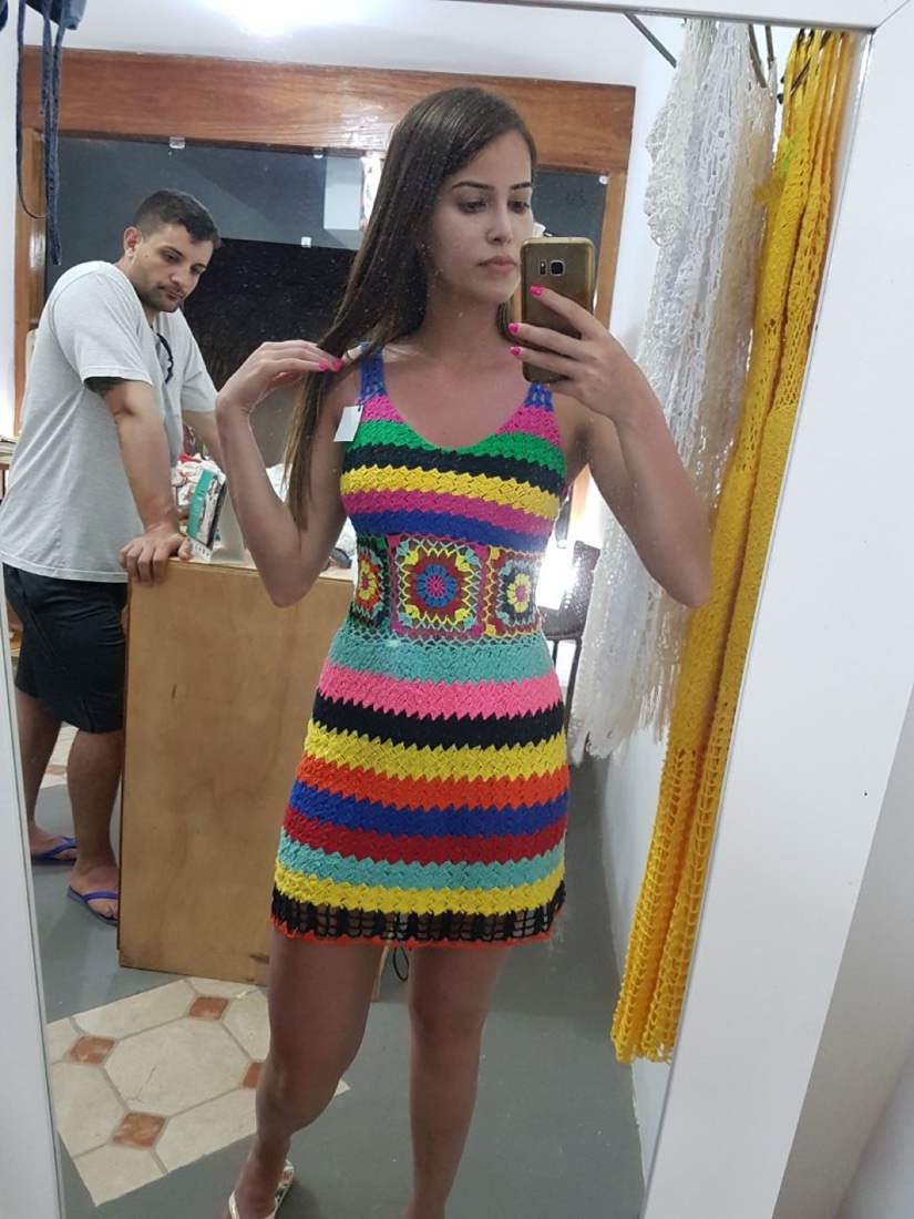 Andreia no provador, Bruno esperando ao fundo