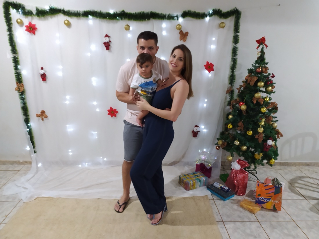 Bruno, Andreia e Humberto em frente à árvore de Natal