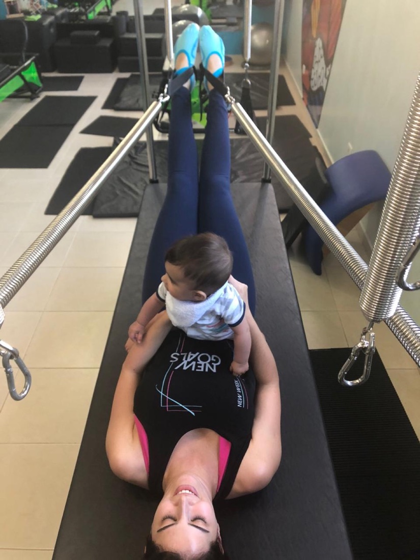 Andreia no pilates com Humberto em cima