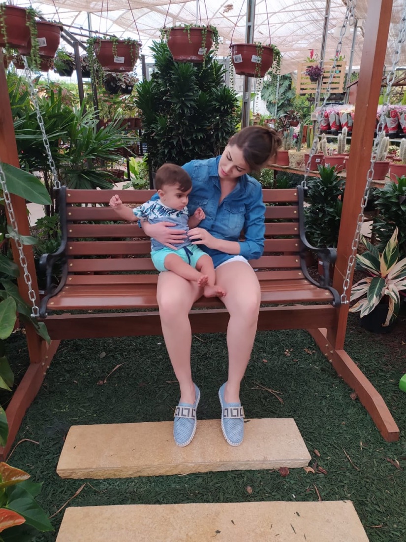 Andreia e Humberto no balanço de madeira